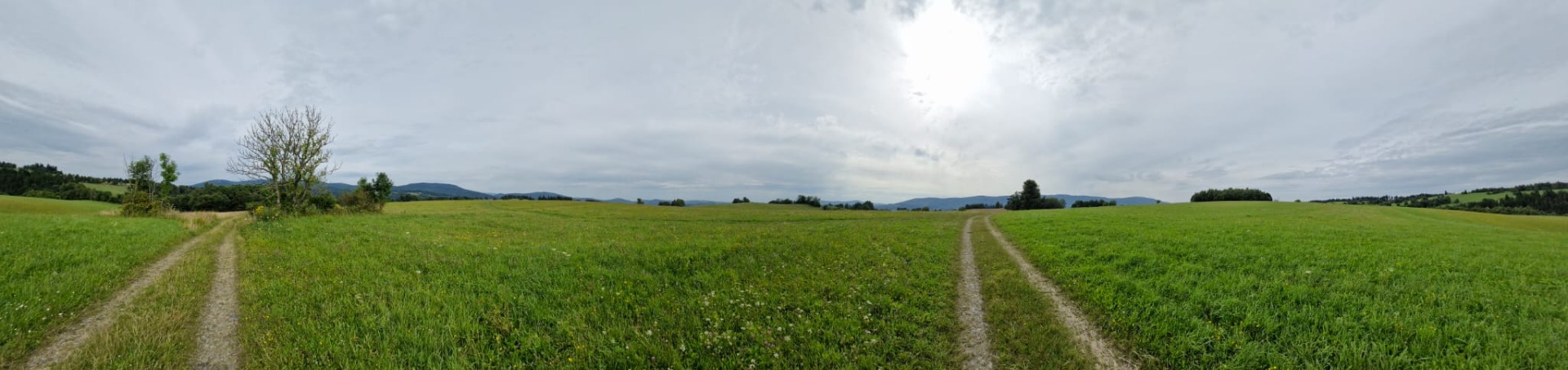 Vlevo jsou Jeseníky a vpravo je masiv Kralického Sněžníka